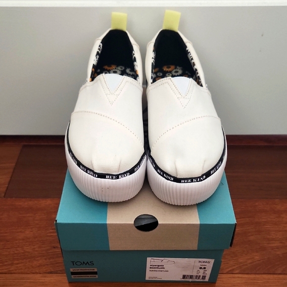 Toms Shoes - NWT TOMS White Alpargata Boardwalk White Canvas platform espadrilles. Size 6.5.